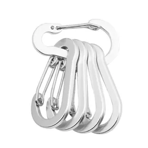 Detailansicht von fünf silbernen Aluminium-Karabinern an einem Hauptfederhaken-System.