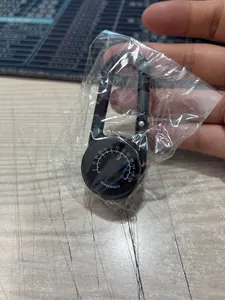 Gros plan d'un mousqueton thermomètre multifonctionnel sous emballage plastique