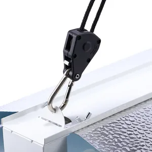 Detailopname van een duurzame zwarte plastic touwratel katrol met een metalen karabijnhaak