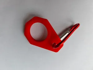 Detail-Nahaufnahme einer roten Silikon-Wandertrinkflaschen-Schnalle mit Karabinerhaken