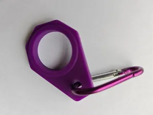 Detailaufnahme eines lila Silikon-Flaschenhalters mit passendem Metallkarabinerhaken