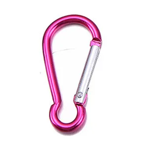Vista dettagliata di un moschettone rosa a forma di pera per portachiavi e zaini outdoor