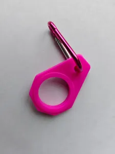Detailansicht einer pinkfarbenen Silikon-Trinkflaschenhalterung mit Metall-Karabiner