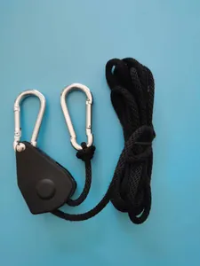Zware verstelbare touwkatrolspanner met twee metalen karabijnhaken voor camping.