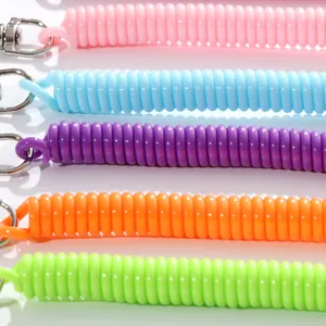 Détail rapproché de longes colorées en spirale élastique avec fermoirs en métal