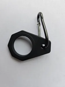 Detailaufnahme einer schwarzen Silikon-Wasserflaschenschnalle mit einem Metallkarabinerclip