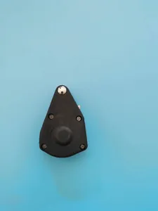 Detail van een zwarte katrolspanner met metalen schroeven voor kampeertenttouwen