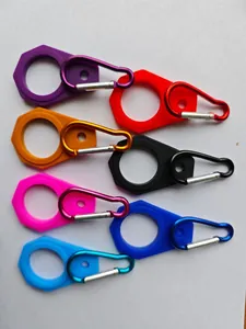 Detailansicht bunter Silikon-Wasserflaschen-Karabiner in sieben kräftigen Farben