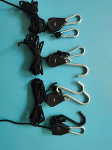 Detail van verstelbare touwkatrolhangers met robuuste karabijnhaak en S-haken