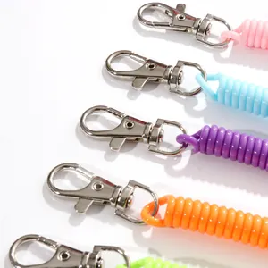 Gros plan sur les mousquetons en métal robustes des cordons à ressort colorés en plastique