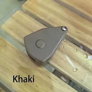 Detailshot van een kaki 1/8 inch kunststof koordspanner voor diverse kampeertouwen