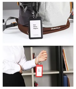 Vue détaillée du cordon élastique en spirale coloré sur un sac à dos et un poignet