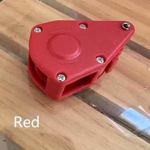 Detailopname van een rode 1/8 inch touwpoelie-spanner voor buitenkamperen op hout