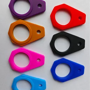 Tragbare Silikon-Wasserflaschenschnallen in mehreren Farben für Outdoor-Wanderrucksäcke.