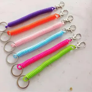 Lot de porte-clés à ressort en plastique coloré avec mousquetons et anneaux métalliques
