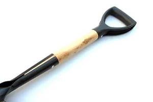 Dettaglio del manico in legno della vanga con impugnatura a D nera per uso esterni.