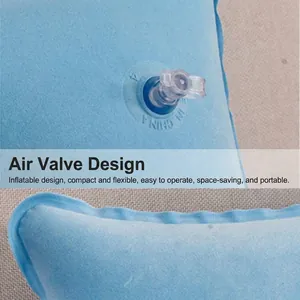 Almohada de camping inflable portátil azul con vista detallada de la válvula de aire.