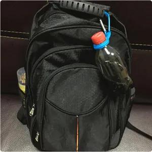 Robuster blauer Silikon-Flaschenhalter mit Karabinerhaken an einem Rucksack.