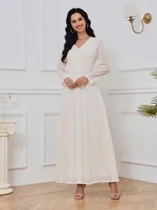 Robe longue blanche élégante à manches longues, col en V et détails de dentelle.