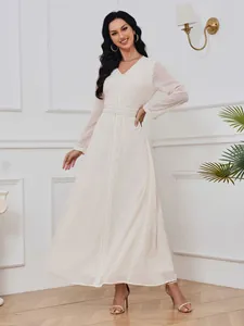 Robe longue élégante blanc crème avec dorure, col en V et détails de dentelle délicats