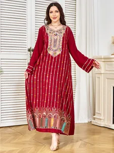 Vue complète robe longue ethnique rouge avec rayures pailletées et broderie tradition
