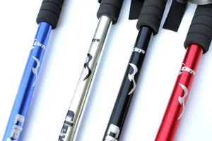 Primer plano detallado de bastones de trekking de aluminio en azul, plata, negro y rojo