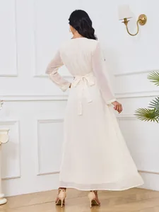 Vue arrière d'une robe longue blanche à manches longues avec détails dorés et ceinture