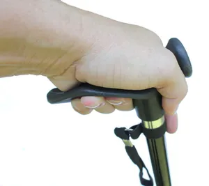 Dettaglio macro dell'impugnatura ergonomica nera per bastone con presa antiscivolo