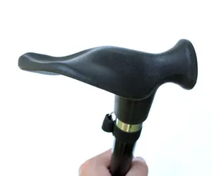 Dettaglio dell'impugnatura ergonomica nera su un bastone da passeggio in alluminio telescopico
