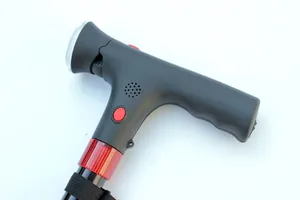 Dettaglio dell'impugnatura ergonomica di un bastone intelligente in alluminio con luce LED