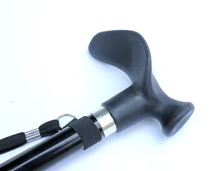 Dettaglio dell'impugnatura ergonomica a T e del cinturino di un bastone da passeggio in alluminio.