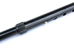 Primo piano del pulsante di regolazione e della ghiera su bastone in alluminio nero