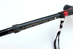 Primo piano dei fori di regolazione dell'altezza e del cinturino da polso del bastone LED