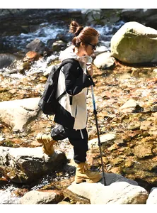 Dettaglio di un bastoncino da trekking in alluminio retrattile in un ambiente esterno