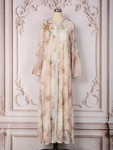 Robe longue élégante avec imprimés floraux et broderies exquises sur l'épaule.