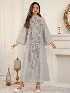 Elegante vestido largo gris con intrincados detalles de lentejuelas y cuentas y escote en V.
