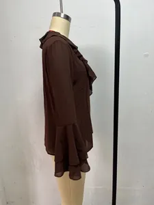 Detalle lateral de blusa marrón con volantes y mangas de campana de varios niveles en maniquí