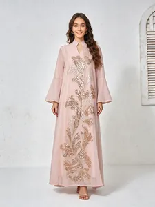 Robe longue rose élégante avec broderie de paillettes, col montant et manches cloches.