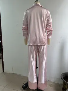 Detalle de la vista trasera de un conjunto de pijama de satén rosa con pantalón