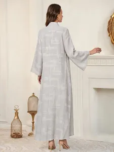 Vista trasera de vestido largo gris elegante con detalles de cuentas doradas
