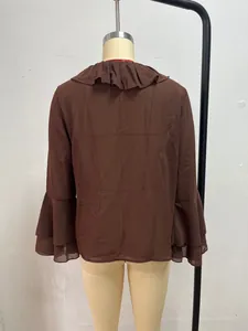 Vista trasera de blusa marrón de manga larga con elegante cuello volante y mangas campana