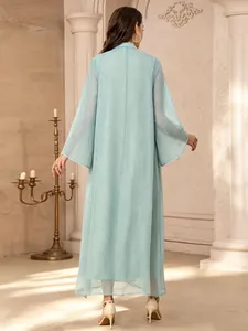 Vue de dos d'une robe longue bleu clair perlée avec des motifs de vagues élégants