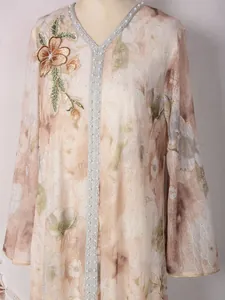 Détail d'une élégante robe à col en V avec perles et appliques florales 3D brodées de sequins