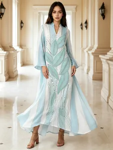 Elegante abito lungo a righe bianche e blu con ricamo a foglia di paillettes di dettaglio.