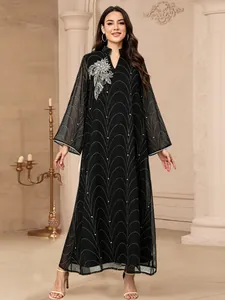 Robe longue noire élégante avec motifs en strass argentés et broderies perlées florales.