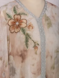 Gros plan exquis de broderies florales et de perles sur cette élégante robe longue