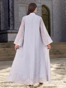 Vue arrière d'une élégante robe turque en maille lavande avec strass et perles