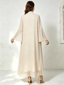 Vue arrière d'une robe longue champagne élégante avec broderie de paillettes et manches.