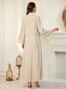 Vista trasera de un elegante abaya beige perlado con textura geométrica fina