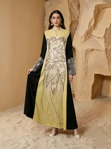 Robe longue ethnique à manches longues avec détails floraux en paillettes élaborés